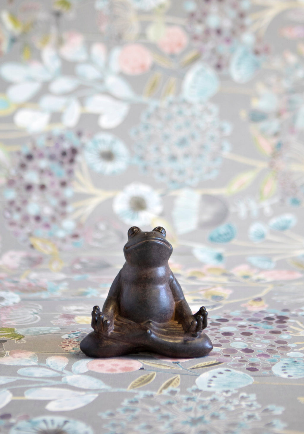 Zen Frog Statue – Peaceful Meditating Frog Ornament for Calm Vibes